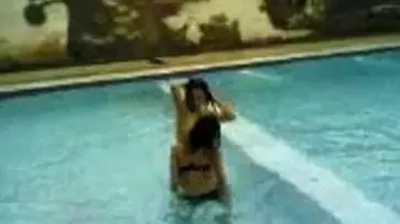 Abg Streaptease Di Kolam Renang
